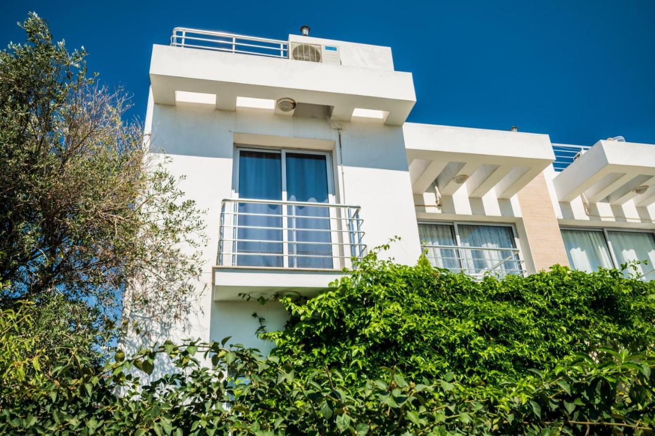 Amazing Two-Bedroom Apartment In Residence Lukomorye D1 With Private Garden Karavas  Exterior foto